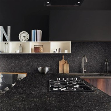 Svartar Terrazzo flísar fyrir borðplötu í eldhúsi